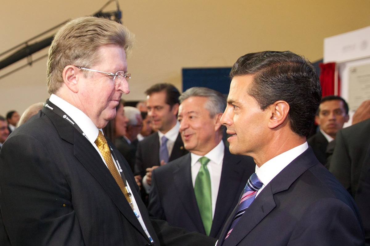 Peña Nieto da adjudicaciones directas a empresarios como Germán Larrea